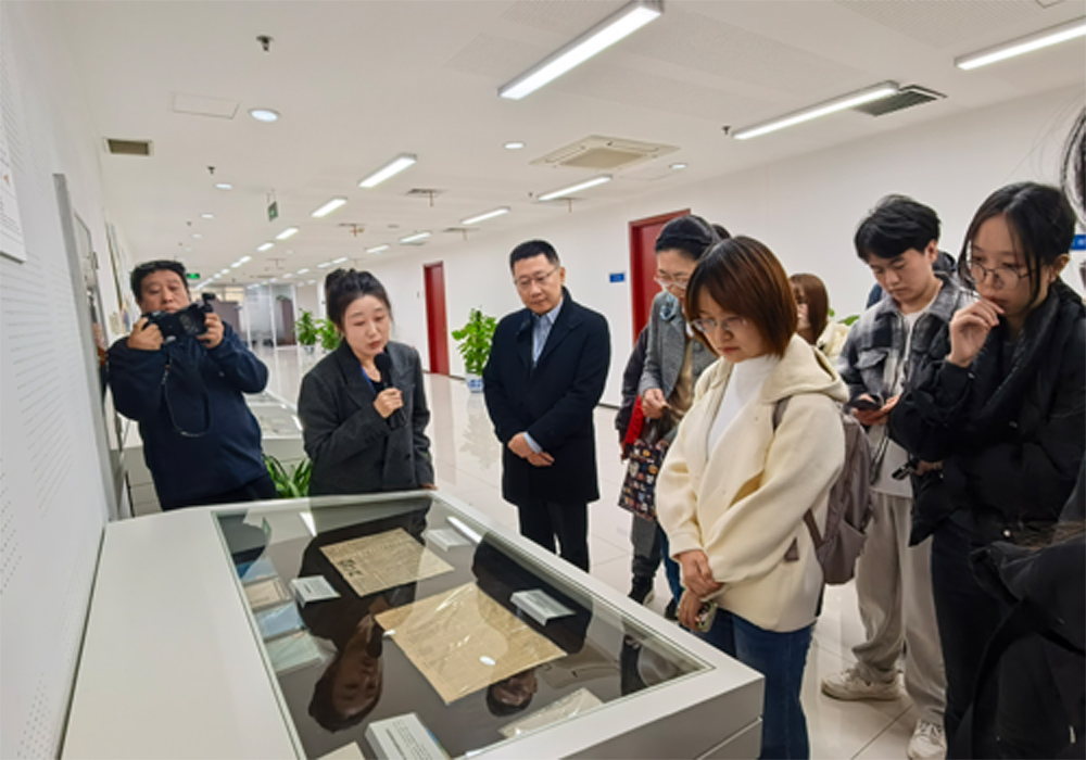 编辑后:图1:师生参观社会保险发展实物展.jpg